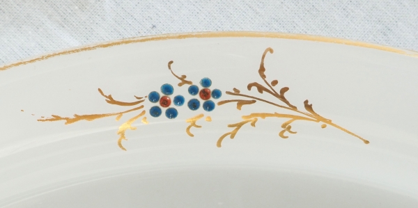 Baccarat : service de nuit en opaline dorée et émaillée, époque Napoléon III vers 1870