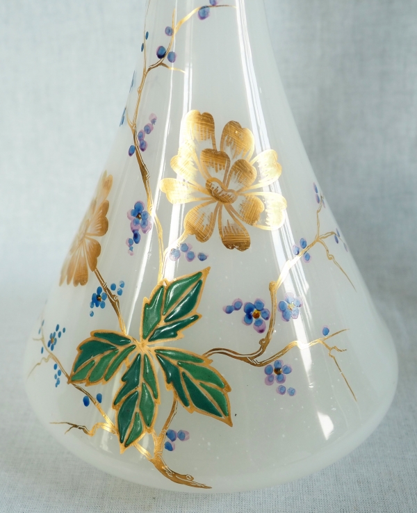 Baccarat : service de nuit en opaline dorée et émaillée, époque Napoléon III vers 1870