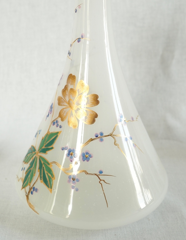 Baccarat : service de nuit en opaline dorée et émaillée, époque Napoléon III vers 1870