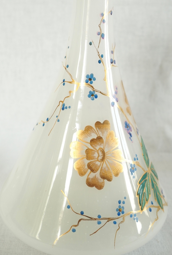 Baccarat : service de nuit en opaline dorée et émaillée, époque Napoléon III vers 1870