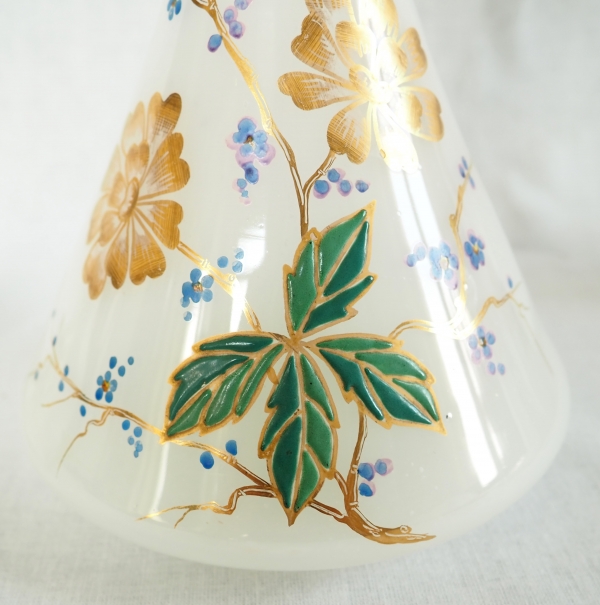 Baccarat : service de nuit en opaline dorée et émaillée, époque Napoléon III vers 1870