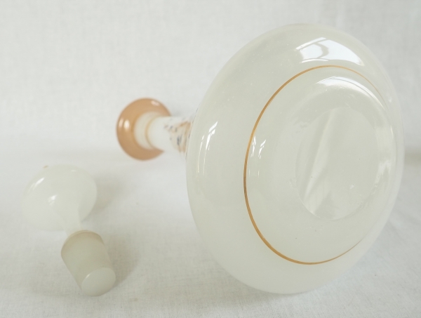 Baccarat : service de nuit en opaline dorée et émaillée, époque Napoléon III vers 1870