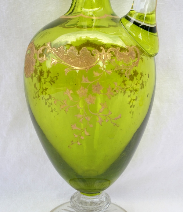 Aiguière / carafe en cristal de Saint Louis vert, modèle Massenet gravé et doré