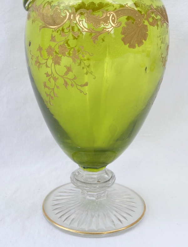 Aiguière / carafe en cristal de Saint Louis vert, modèle Massenet gravé et doré