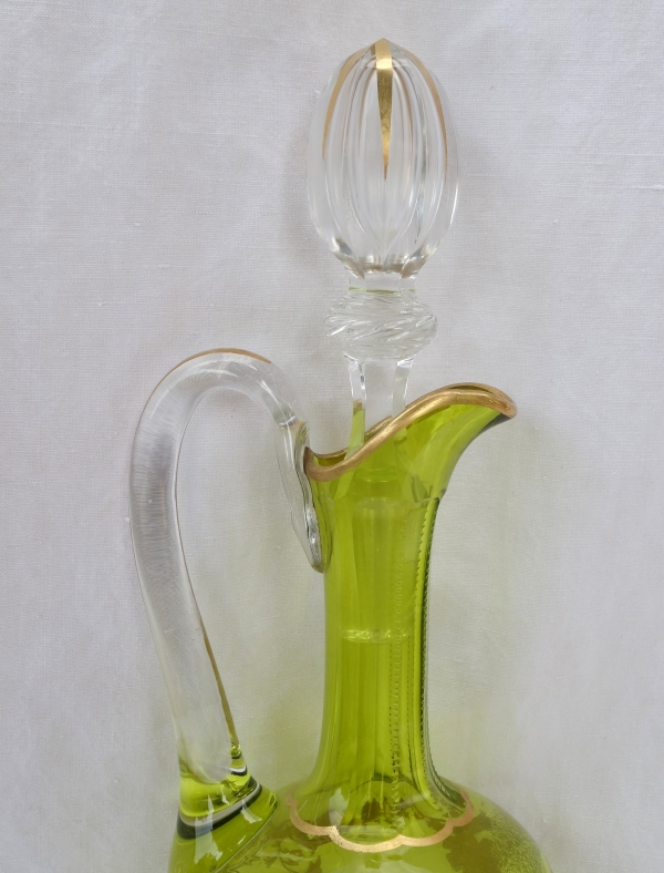 Aiguière / carafe en cristal de Saint Louis vert, modèle Massenet gravé et doré