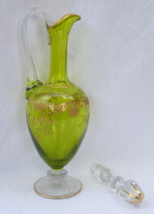 Aiguière / carafe en cristal de Saint Louis vert, modèle Massenet gravé et doré