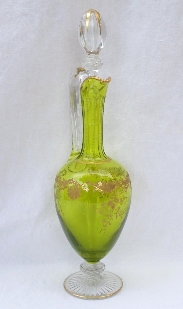 Aiguière / carafe en cristal de Saint Louis vert, modèle Massenet gravé et doré