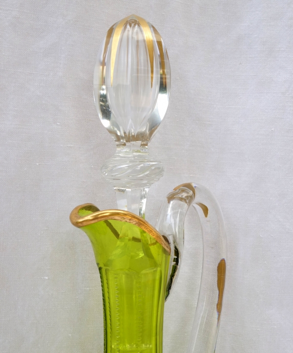 Aiguière / carafe en cristal de Saint Louis vert, modèle Massenet gravé et doré