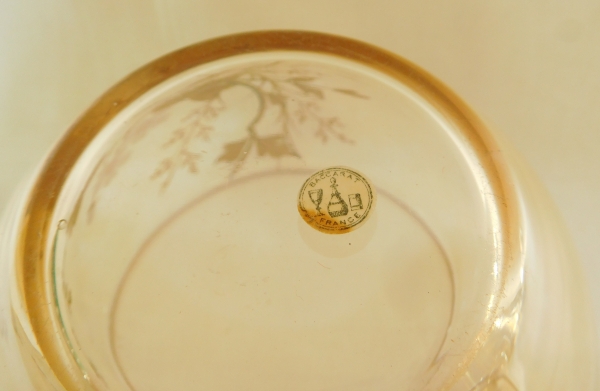 Sucrier en cristal de Baccarat irisé, décor émaillé et doré, étiquette papier