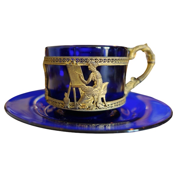 Tasse à thé ou café en cristal de Baccarat bleu cobalt, monture bronze doré - style Empire