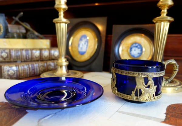 Tasse à thé ou café en cristal de Baccarat bleu cobalt, monture bronze doré - style Empire