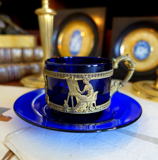 Tasse à thé ou café en cristal de Baccarat bleu cobalt, monture bronze doré - style Empire