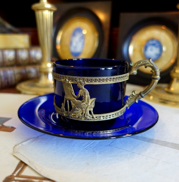 Tasse à thé ou café en cristal de Baccarat bleu cobalt, monture bronze doré - style Empire