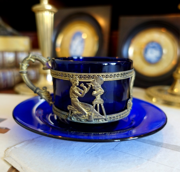 Tasse à thé ou café en cristal de Baccarat bleu cobalt, monture bronze doré - style Empire