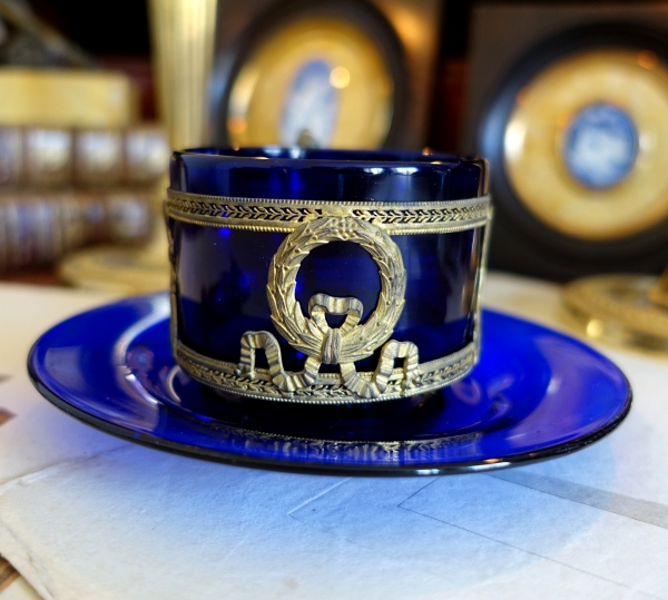 Tasse à thé ou café en cristal de Baccarat bleu cobalt, monture bronze doré - style Empire