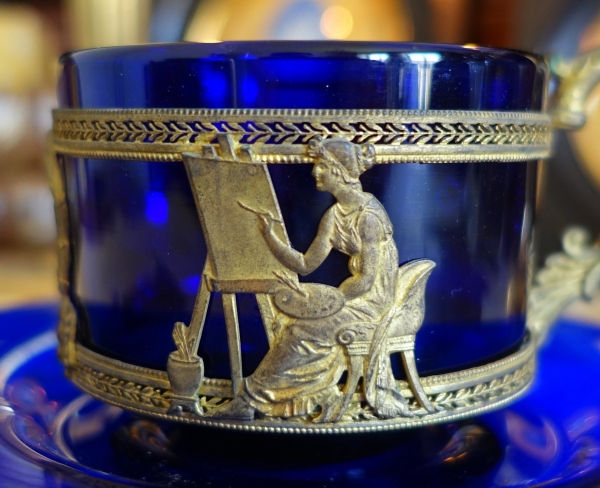 Tasse à thé ou café en cristal de Baccarat bleu cobalt, monture bronze doré - style Empire