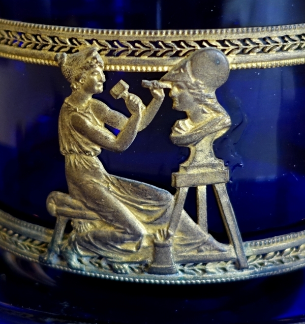 Tasse à thé ou café en cristal de Baccarat bleu cobalt, monture bronze doré - style Empire