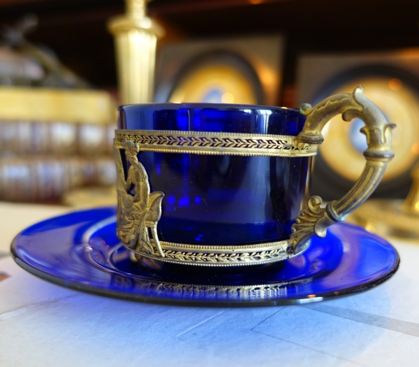 Tasse à thé ou café en cristal de Baccarat bleu cobalt, monture bronze doré - style Empire