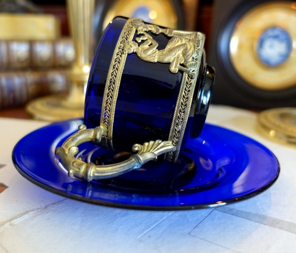 Tasse à thé ou café en cristal de Baccarat bleu cobalt, monture bronze doré - style Empire