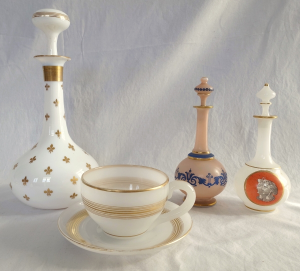Baccarat - white opaline hot chocolate cup enhanced with fine gold - circa 1850