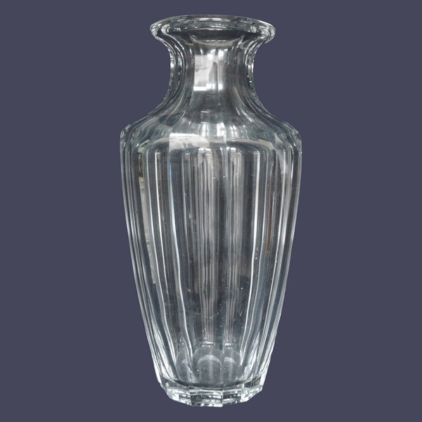 Spectaculaire vase en cristal de Baccarat taillé, modèle Malmaison - 40cm