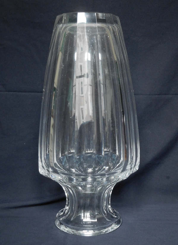 Spectaculaire vase en cristal de Baccarat taillé, modèle Malmaison - 40cm