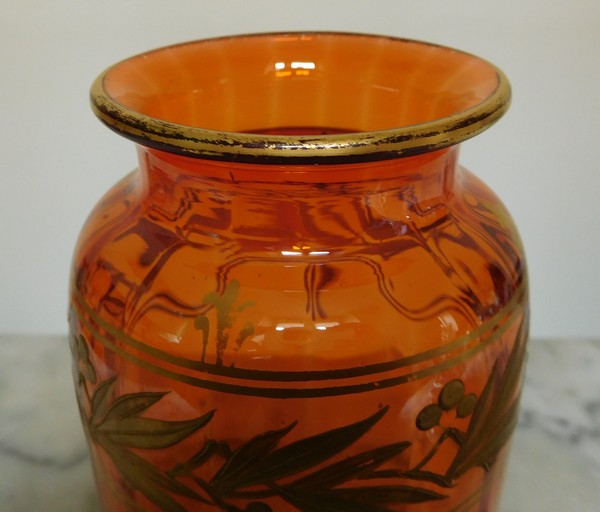 Vase en cristal de Baccarat orange, décor de feuilles d'olivier doré à l'or fin