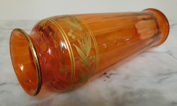 Vase en cristal de Baccarat orange, décor de feuilles d'olivier doré à l'or fin