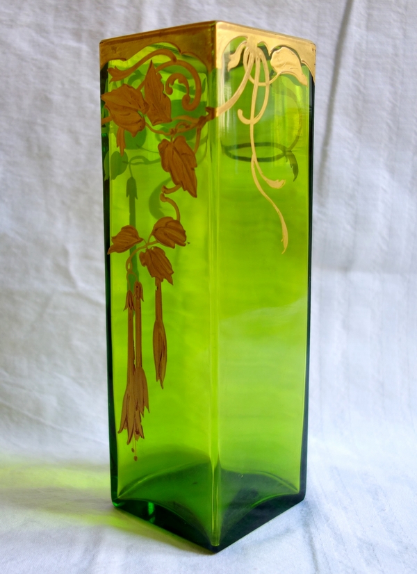 Vase en cristal de Baccarat vert rehaussé à l'or fin, époque Art Nouveau - époque fin XIXe