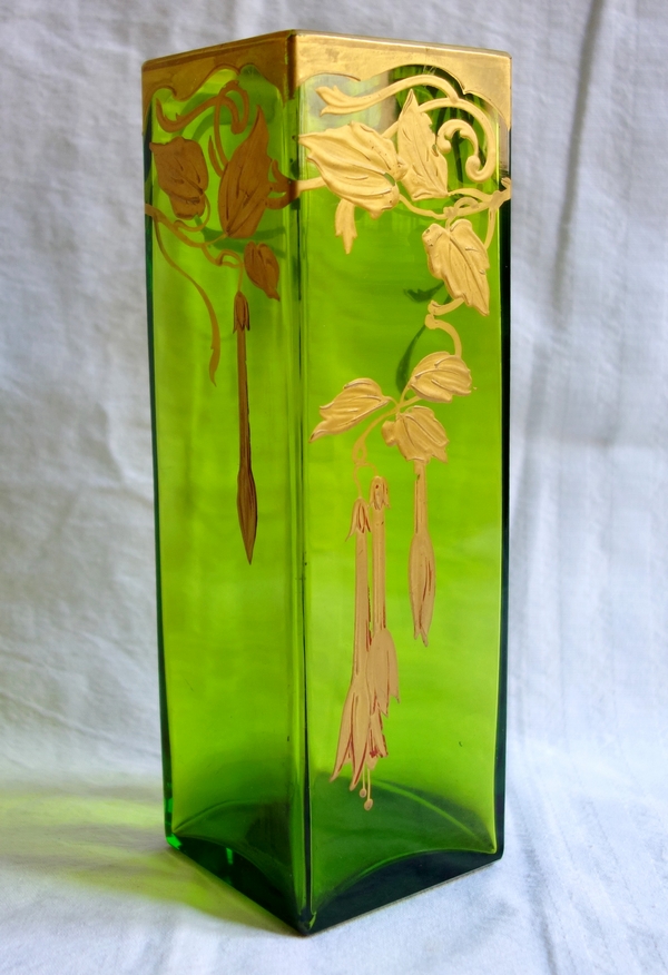 Vase en cristal de Baccarat vert rehaussé à l'or fin, époque Art Nouveau - époque fin XIXe