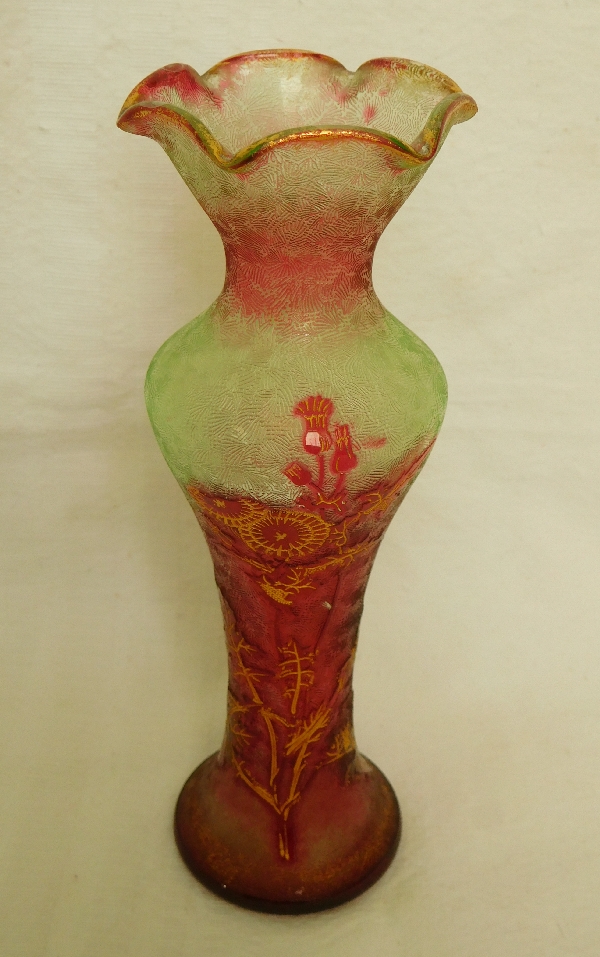 Rare vase en cristal de Baccarat multi-couches aux chardons rouge, vert et doré