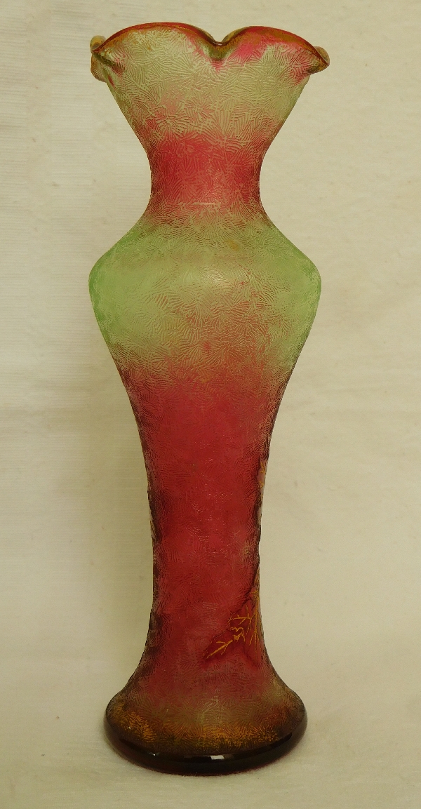 Rare vase en cristal de Baccarat multi-couches aux chardons rouge, vert et doré