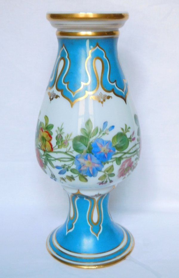 Baccarat : vase en opaline peint de bouquets de fleurs polychrome & or, vers 1840 - 30cm