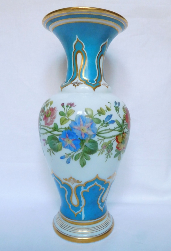 Baccarat : vase en opaline peint de bouquets de fleurs polychrome & or, vers 1840 - 30cm