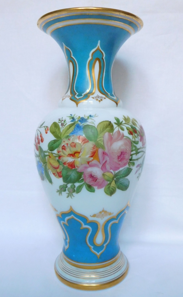 Baccarat : vase en opaline peint de bouquets de fleurs polychrome & or, vers 1840 - 30cm