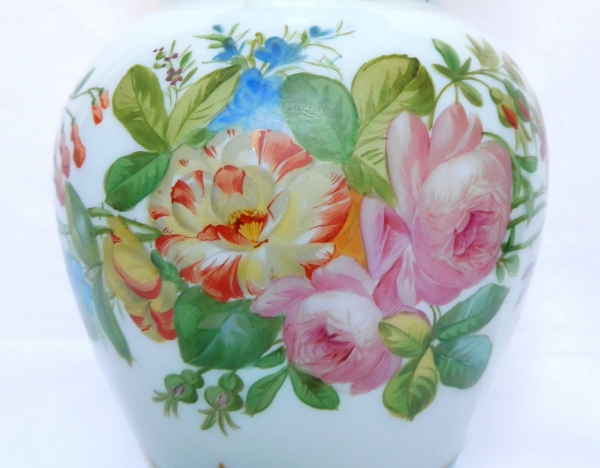 Baccarat : vase en opaline peint de bouquets de fleurs polychrome & or, vers 1840 - 30cm