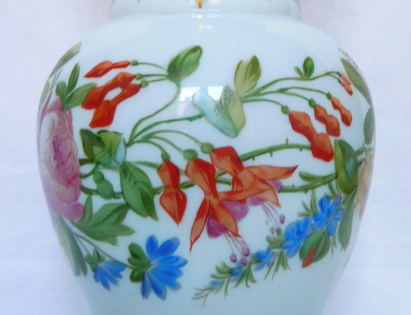 Baccarat : vase en opaline peint de bouquets de fleurs polychrome & or, vers 1840 - 30cm