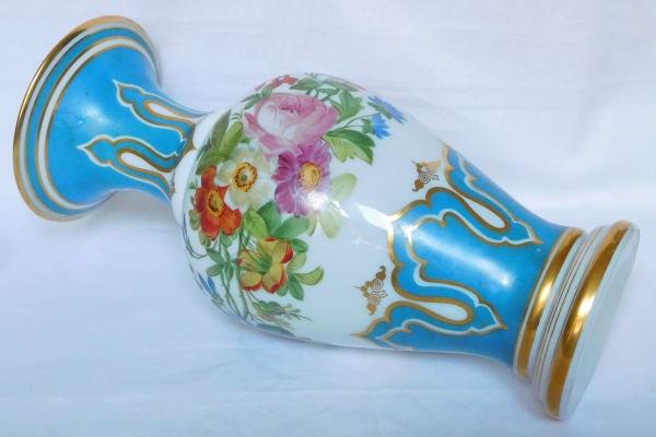 Baccarat : vase en opaline peint de bouquets de fleurs polychrome & or, vers 1840 - 30cm