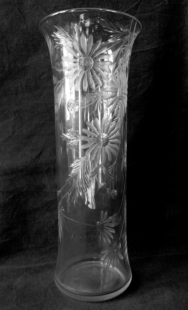 Tall Baccarat crystal vase, cut and engraved daisies decoration, Art Nouveau production