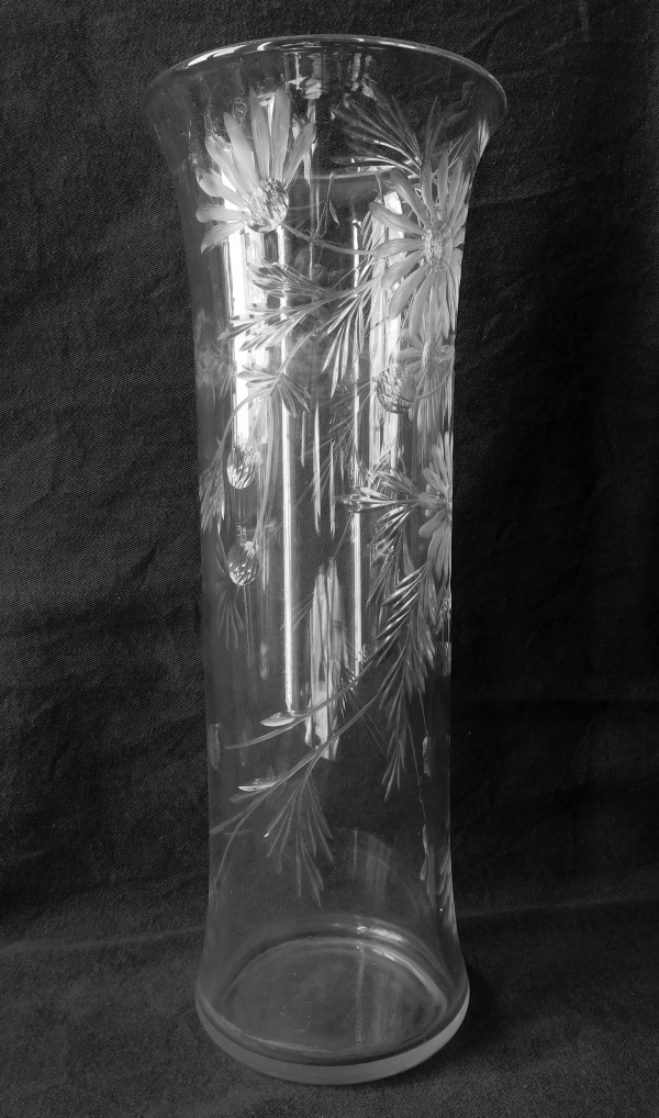 Tall Baccarat crystal vase, cut and engraved daisies decoration, Art Nouveau production