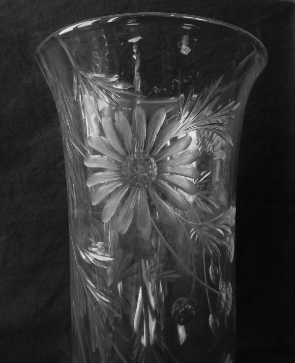 Tall Baccarat crystal vase, cut and engraved daisies decoration, Art Nouveau production