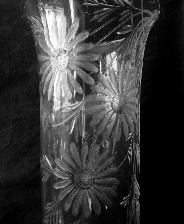 Tall Baccarat crystal vase, cut and engraved daisies decoration, Art Nouveau production