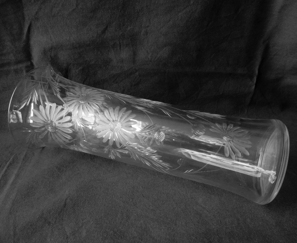 Tall Baccarat crystal vase, cut and engraved daisies decoration, Art Nouveau production