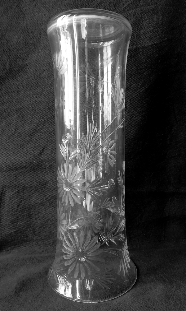 Tall Baccarat crystal vase, cut and engraved daisies decoration, Art Nouveau production