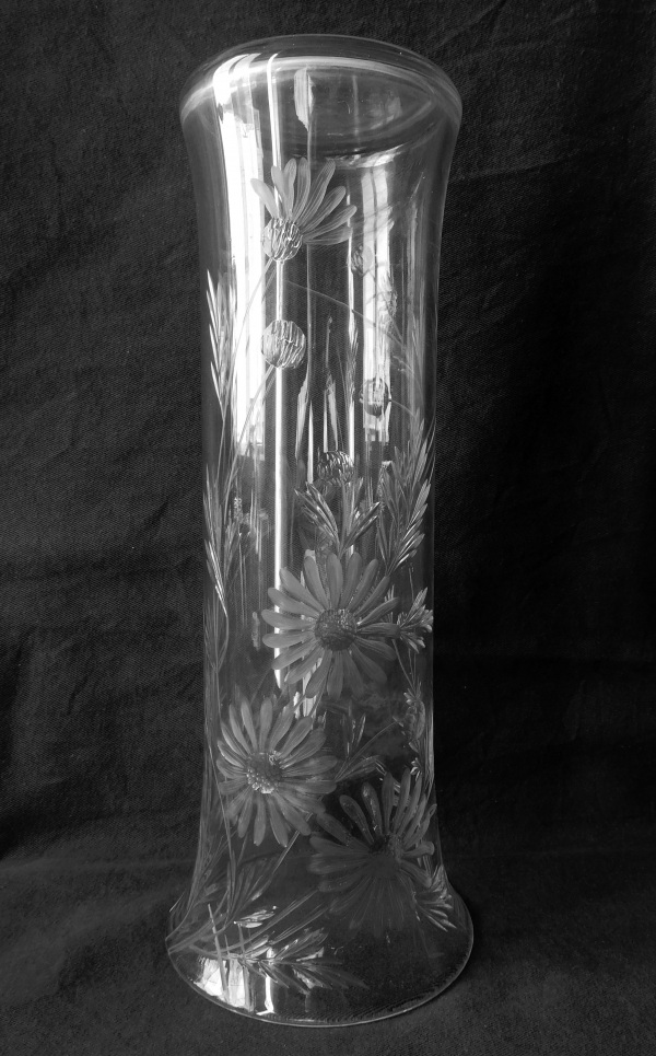 Tall Baccarat crystal vase, cut and engraved daisies decoration, Art Nouveau production