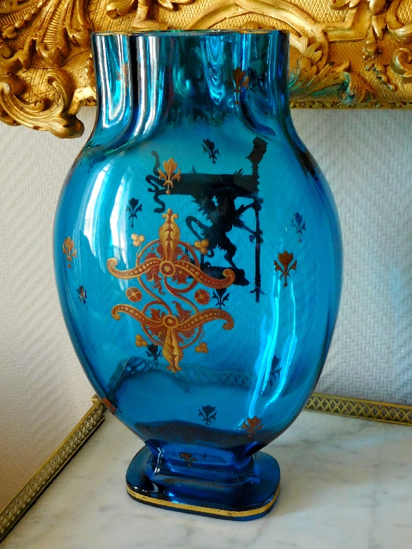 Grand vase en cristal de Baccarat bleu turquoise, décor héraldique émaillé et doré, époque XIXe vers 1880