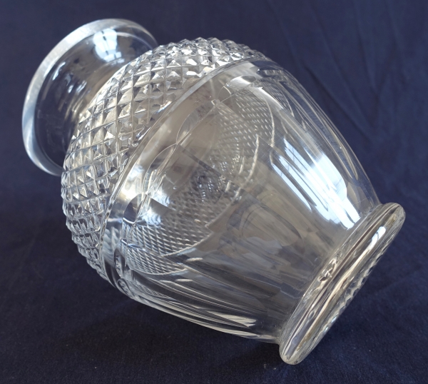 Vase boule de style Restauration en cristal de Saint Louis, modèle Trianon