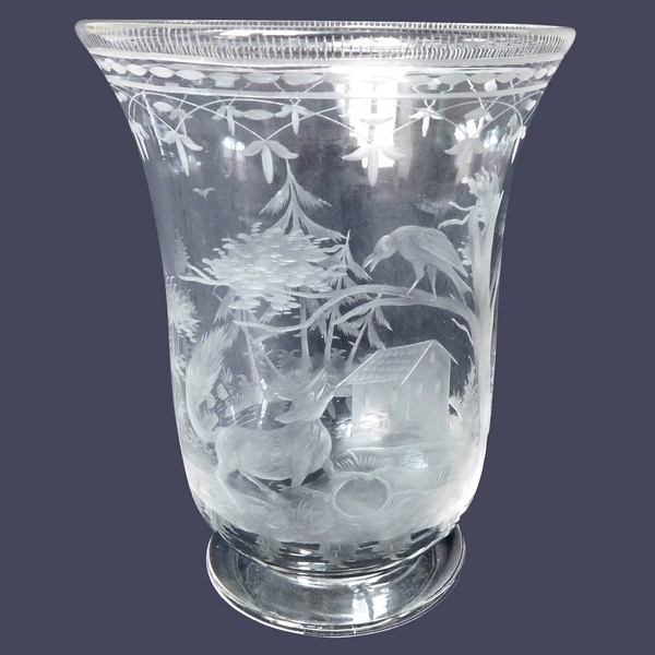 Vase en cristal de Baccarat, motif Fables de la fontaine le Corbeau et le Renard