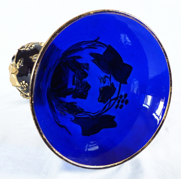 Grand vase en cristal de Baccarat bleu cobalt, modèle à guirlande de lierre doré