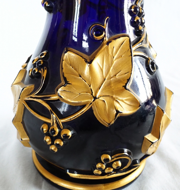 Grand vase en cristal de Baccarat bleu cobalt, modèle à guirlande de lierre doré